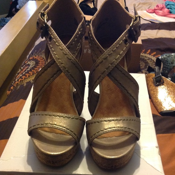 Criss-crossed, open toe wedge. - Picture 3 of 4